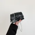 Mini sac bandoulière noir en cuir verni brillant avec boucle métal et chaîne argentée - Noir