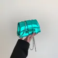 Mini sac bandoulière en cuir verni vert émeraude avec chaîne argentée et boucle - Vert