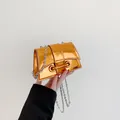 Mini sac à bandoulière orange métallisé brillant avec chaîne et détails œillets - Orange