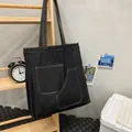 Borsa tote minimalista in denim nero con doppie tasche frontali e interno capiente - Nero