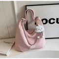 Dettaglio della borsa tote in pelle litchi rosa con catena argento e ciondolo nuvola - Con Ciondolo / Rosa