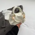 Schicke cremeweiße Wolken-Handtasche mit Marmorperlengriff und silberner Kugelkette - Perlweiß