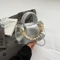 Silberne Wolken-Tasche mit Marmor-Perlenkette und plissiertem Design für Damen - Silber