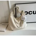 Dettaglio della borsa tote crema in pelle martellata con un dolce ciondolo a nuvola - Con Ciondolo / Bianco Sporco