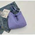 Détail du sac bandoulière en nylon violet avec poche à cordon et sangle réglable - Violet