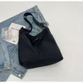 Détail d'un grand sac noir avec fermeture à cordon et boucle réglable - Noir