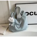 Borsa tote celeste con catena d'argento e ciondolo a nuvola di peluche bianco - Con Ciondolo / Blu