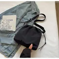 Détail d'un sac seau en nylon noir avec cordon de serrage et large bandoulière réglable - Sans Pendentif / Noir