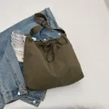 Olivgrüne Beuteltasche mit großem Fassungsvermögen, Kordelzug und verstellbarem Schultergurt - Grün