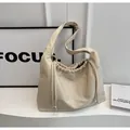 Détail des plis du cordon et de la texture du cuir crème mat de ce sac cabas hobo - Blanc Cassé