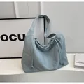 Détail du sac à bandoulière bleu clair avec tissu plissé doux et cordon de serrage - Rose bonbon