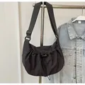 Sac demi-lune en nylon plissé noir avec bandoulière réglable pour un style urbain chic - Noir