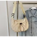 Sac à bandoulière plissé minimaliste en nylon blanc crème avec large bandoulière - Blanc Cassé