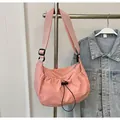 Sac bandoulière demi-lune en nylon rose clair avec texture plissée et sangle - Rose