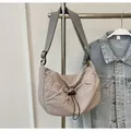 Sac bandoulière plissé gris clair pour femme avec large bandoulière réglable élégante - Gris