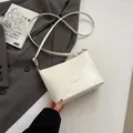 Elegante weiße quadratische Umhängetasche aus PU-Leder mit goldener Modeaufschrift - Ohne Anhänger / Gebrochenes Weiß