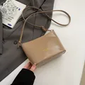 Minimalistische khakifarbene Umhängetasche aus Leder mit verstellbarem Riemen und Goldaufschrift - Ohne Anhänger / Khaki
