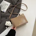 Minimalistische khakifarbene PU-Leder Umhängetasche mit weißem Plüschwolken-Anhänger - Mit Anhänger / Khaki