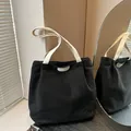 Schwarze Cord-Einkaufstasche mit cremefarbenen Trägern und Lederaufnäher - Schwarz