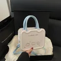 Stijlvolle wit-blauwe crossbodytas met beertjesprint in een zwarte luxe geschenkdoos - Blauw