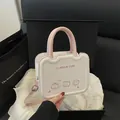 Crèmewitte halfronde crossbodytas met roze handvat en schattige getekende beer - Roze