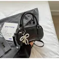 Bolso bowling negro brillante con colgante de lazo de perlas y correa ajustable - Negro