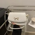 Borsa sottobraccio minimalista in pelle PU bianca con fibbia decorativa a fiocco d'oro - Bianco
