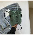 Μίνι ανοιχτό πράσινο καρό πουγκί με κορδόνι και ρυθμιζόμενο μαύρο λουράκι ώμου - Πράσινο