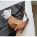 Détail d'un sac bandoulière en croissant tissé marron avec bandoulière en cuir - Kaki (Sans Pendentif)