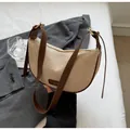 Détail du sac demi-lune tressé beige avec bandoulière en cuir marron et boucle - Blanc Crème (Sans Pendentif)