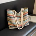 Borsa tote in paglia intrecciata a righe colorate con manici in corda per le vacanze - Blu