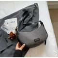Sac croissant tissé tendance gris et noir avec un charmant pendentif en peluche - Noir Avec Pendentif