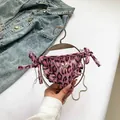 Mini sac bandoulière léopard rose avec breloque papillon argentée et chaîne - Rose
