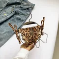 Mini sac bandoulière léopard style bikini avec chaîne en métal et boucle papillon - Orange