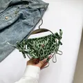 Bas de bikini léopard vert avec nœuds latéraux et pendentif papillon argenté élégant - Vert
