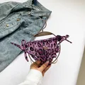 Bas de bikini à imprimé léopard violet avec liens latéraux et breloque papillon argent - Violet