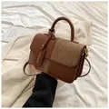 Dettaglio della borsa patchwork marrone con tessuto testurizzato su sfondo bianco - Marrone