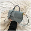 Dettaglio della borsa patchwork azzurra con texture in pelle liscia e camoscio - Blu