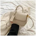 Borsa a mano beige minimalista in patchwork con trama testurizzata e chiusura oro - Bianco