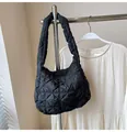 Détail du sac à bandoulière matelassé noir montrant la texture en nylon et le zip - Noir