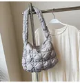 Détail du sac à bandoulière matelassé gris avec motif à carreaux texturé et doux - Gris