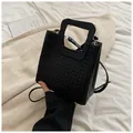Détail du tissage du sac seau noir avec poignée carrée et garniture métallique argentée - Noir