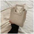 Sac seau tissé blanc crème avec poignée carrée évidée et fine bandoulière réglable - Blanc