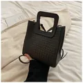 Sac seau tissé noir avec poignée carrée et bandoulière réglable pour femmes - Gris