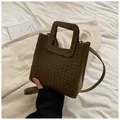 Sac seau tissé vert olive avec poignée rectangulaire et bandoulière amovible - Vert