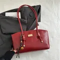 Sac fourre-tout bordeaux minimaliste avec plaque dorée et détail de sangle sur blazer gris - Avec Pendentif / Rouge