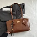Sac fourre-tout en cuir marron foncé avec plaque en métal doré et détail de corde tressée - Avec Pendentif / Marron