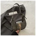 Borsa sottobraccio a mezzaluna grigio scuro opaco con chiusura a S dorata e nappa trendy - grigio scuro