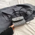 Mini bolso bandolera con estampado de corazones y hebilla de lazo plateada en tela gris - Corazón Gris