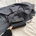 Bolso negro con lunares, lazo metálico plateado y correa de hombro desmontable - Lazo Negro